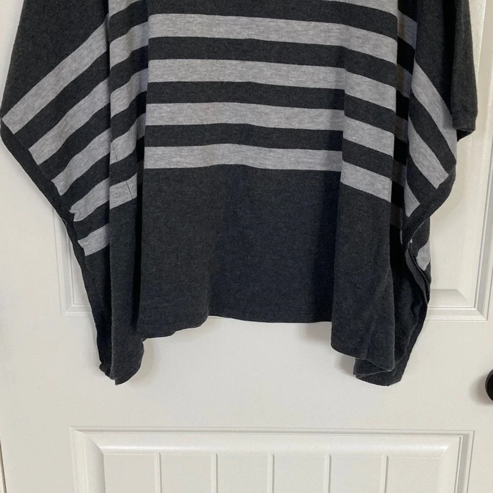 Blue Saks Fifth Avenue Womens Gray Black Striped Poncho Size M Merino Wool Blend - Picture 4 of 9